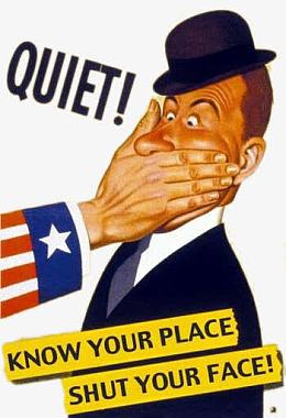 被美国人捂住嘴巴的西装男子