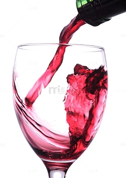 倒红酒图片