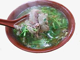 勺子舀起来的牛肉汤