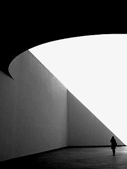 圆形天井投影下的女人