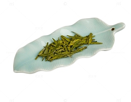 绿色瓷盘中的龙井茶叶