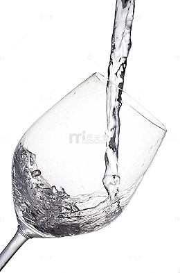 高脚杯里的白酒