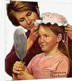 母亲帮女儿梳头发