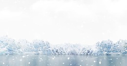 雪花飘落在冰面上