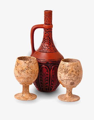 木质的红酒杯和瓶罐
