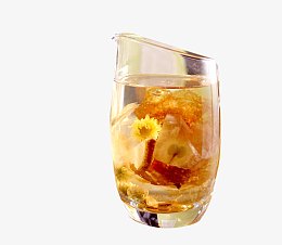 冲泡好的混合花茶
