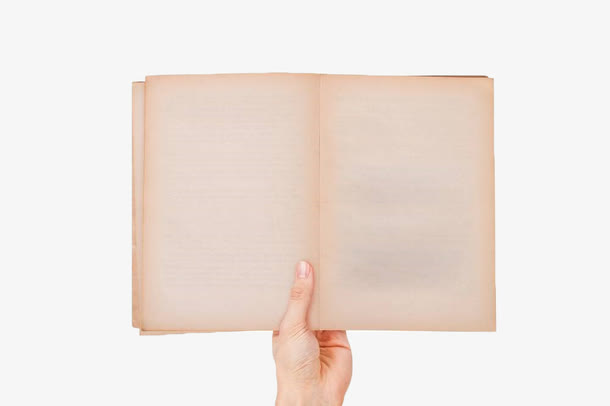 手拿泛黄的书本