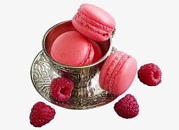 金属杯里的粉色马卡龙和刺泡