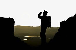 登上山顶的旅行者