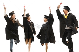 穿学士服的大学生