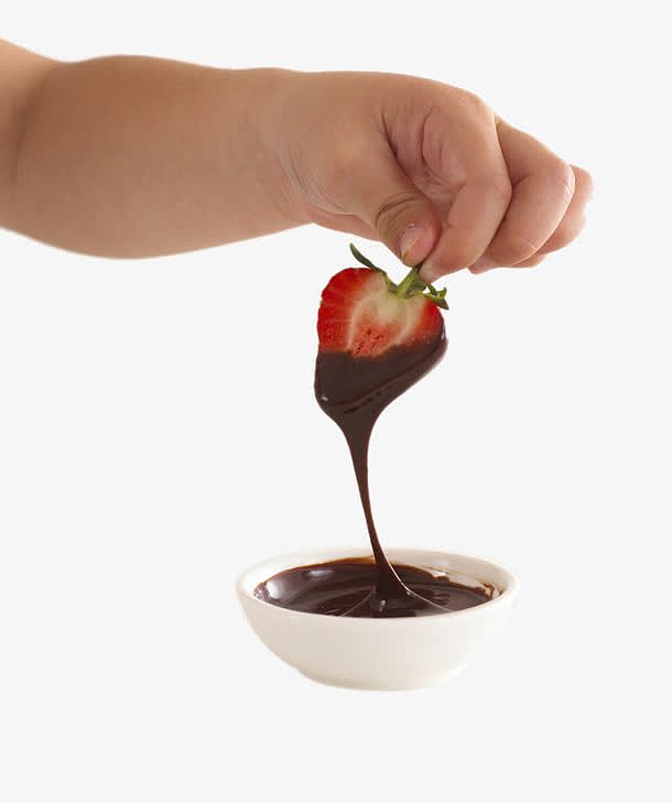 小朋友手拿裹着巧克力酱的草莓