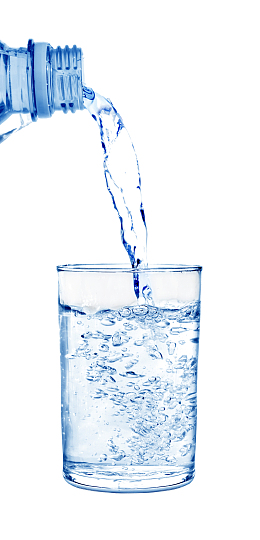 倒水 矿泉水