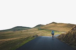 公路上骑行的人