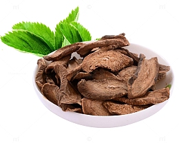 一碟牛蒡茶和绿叶图片素材