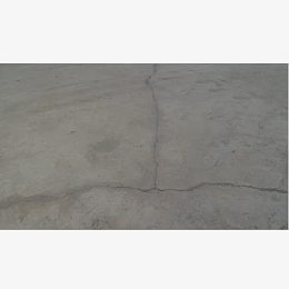 有裂缝的水泥地面