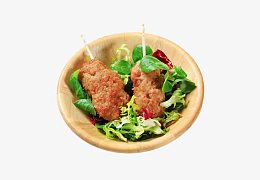 油炸肉串和蔬菜沙拉