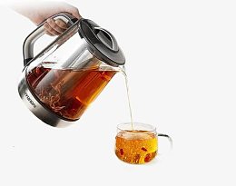 热水壶倒茶