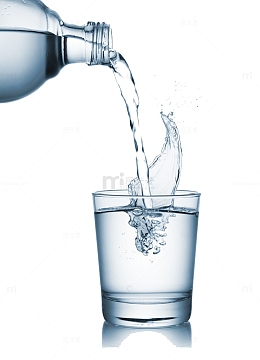 水杯里倒水