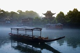 凤凰古城迷雾缭绕的江面