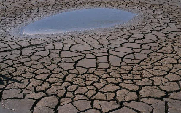 干旱土地里的一片水