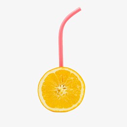 插着吸管的橙子