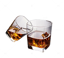 两只玻璃酒杯素材
