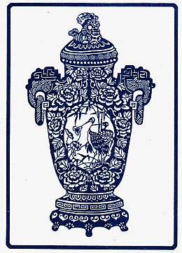 鹤顶青花瓷花瓶雕花