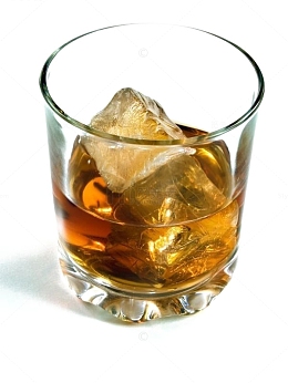 放冰块的酒杯