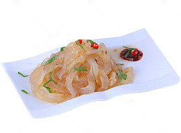 盘子里的海蜇凉菜