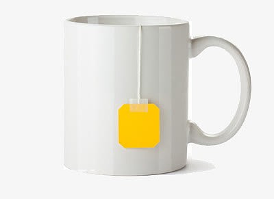 白色水杯里泡着黄色标签的茶袋