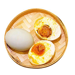 竹盘里的咸鸭蛋