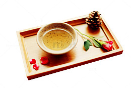 木盘上的果茶
