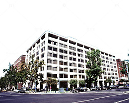 仰视学校教学楼建筑