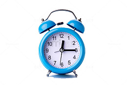 白色背景上的蓝色的闹钟