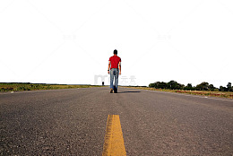 公路上行走的人