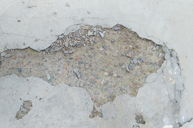 砸坏的水泥地面