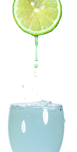 滴水的青色柠檬