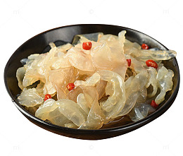 盘子里的海蜇凉菜