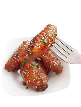 叉子叉起的鸡翅