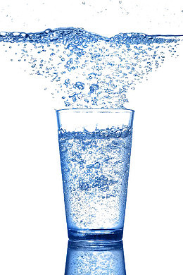 蓝色水杯水气泡