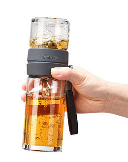手拿玻璃保温杯