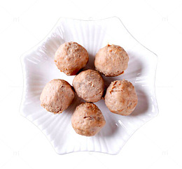 白色盘里的牛肉丸