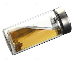 倾斜的玻璃水杯