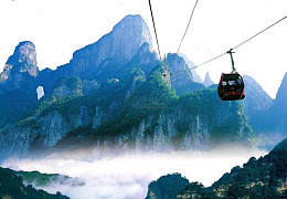 张家界的缆车和山谷