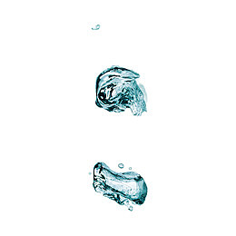 水中翻滚的两个氧气气泡