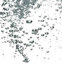 水中充满了丰富的氧气气泡