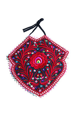 彝族肚兜上的花纹