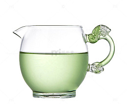 精致玻璃杯里的茶水