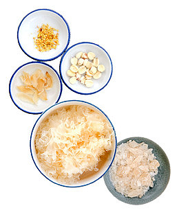 多个盘子里的食材