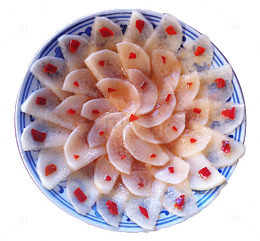 圆形盘中的白萝卜切片摆盘